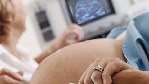 Prise en charge des frais médicaux lors de grossesses interrompues avant la 13e semaine