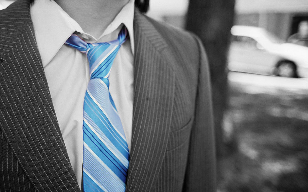 Porter la cravate nuit… le jour aussi !